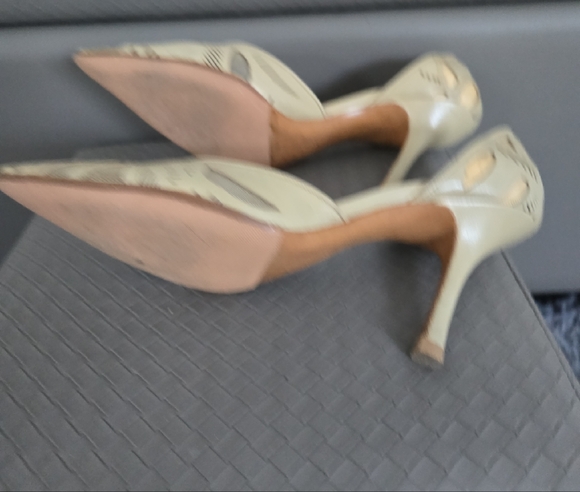 Giorgio Armani Cream Heels with Perforated Design - Picture 7 of 8